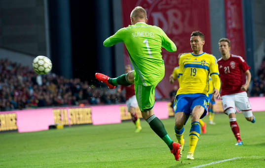 Danmarks målvakt Kasper Schmeichel sparkar undan framför Marcus Berg  i landskampen mellan Danmark och Sverige i Köpenhamn 28 maj  2014.