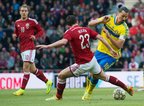   Sveriges Zlatan Ibrahimnovic mot Danmarks Danmarks Pierre Emile Höjbjerg och Christian Eriksen landskampen mellan Danmark och Sverige i Köpenhamn 28 maj  2014.