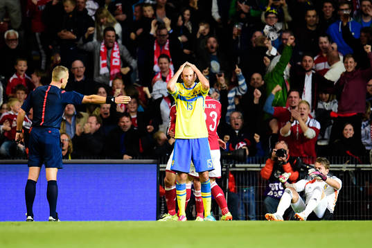 Sveriges Andreas Granqvist tar sig för huvudet efter det att Domare Svein Oddvar Moen dömt straff efter neddragning av Sveriges målvakt Kristoffer Nordfeldt