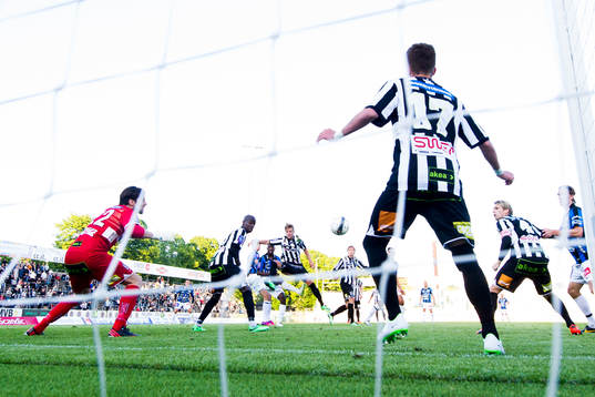 Sirius oroar framför Landskronas målvakt Niklas Uddenäs