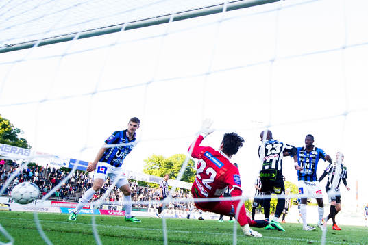 Sirius Stefan Silva (ej i bild) gör 0-2 bakom Landskronas