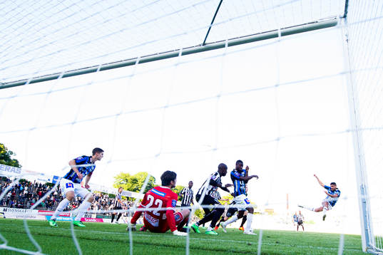 Sirius Stefan Silva (th) gör 0-2 bakom Landskronas