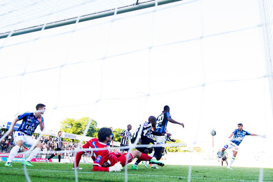 Sirius Stefan Silva (th) gör 0-2 bakom Landskronas