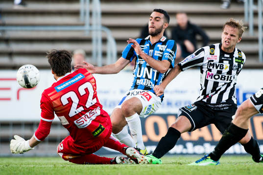 Sirius Dalil Benyahia ställs mot Landskronas målvakt