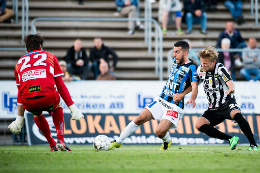 Sirius Dalil Benyahia ställs mot Landskronas målvakt Niklas Uddenäs och Mårten Nordbeck (th)