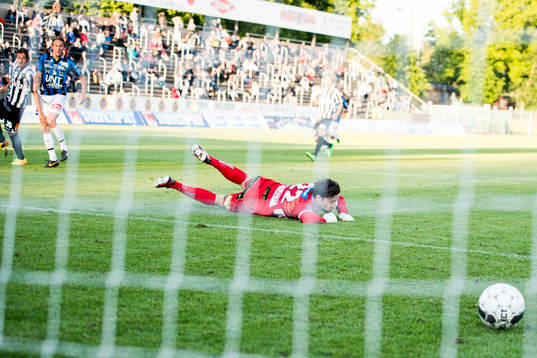 Sirius Kim Skoglund (tv) gör 0-1 bakom Landskronas