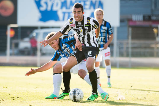 Landskronas Paul Torres i kamp med Sirius Sirius Niklas Thor