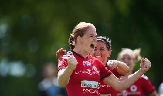 Kristianstads Mia Carlsson har gjort 2-0 och grattas av