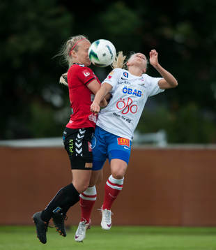 Kristianstads Elisa Vidarsdottir och Örebros Julia Spetsmark i matchen i semifinalen i Svenska Cupen mellan Kristianstad och Örebro i Kristianstad 29 maj  2014.