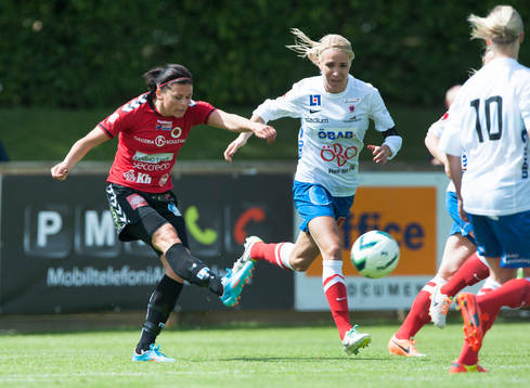 Kristianstads Susanne Moberg avlossar skott i matchen i