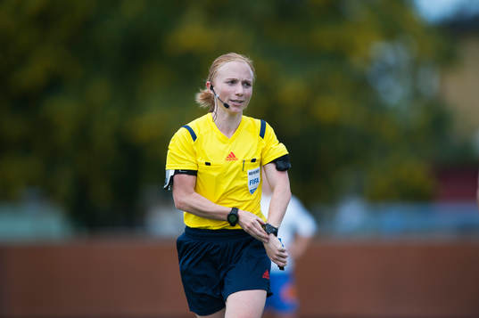 Domaren Linn Andersson trycker