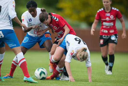 Kristianstads Johanna Rasmussen och Örebros Maria Synnerdahl i matchen i semifinalen i Svenska Cupen mellan Kristianstad och Örebro i Kristianstad 29 maj  2014.