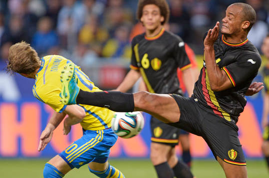Belgiens Vincent Kompany och Sveriges Ola Toivonen