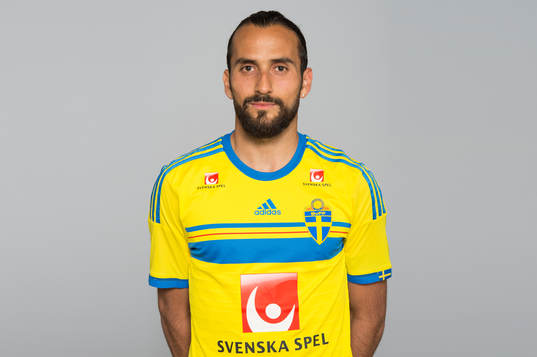 Sveriges fotbollsspelare Erkan Zengin poserar för ett porträtt den 30 maj 2014 i Stockholm.