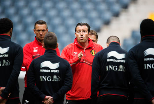 Förbundskapten Marc Wilmots ger instruktioner