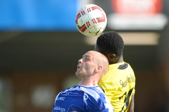 Åtvidabergs Daniel Sjölund och Mjällbys Kwame Bonsu i