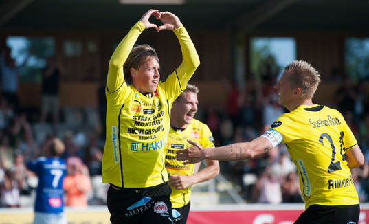 Mjällbys inhoppare Robin Strömberg gjorde 1-0 på övertid och grattas