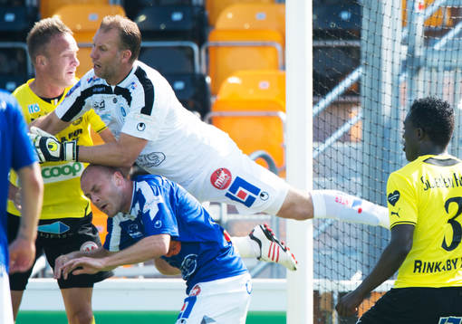 Åtvidabergs målvakt Henrik Gustavsson klättrar på