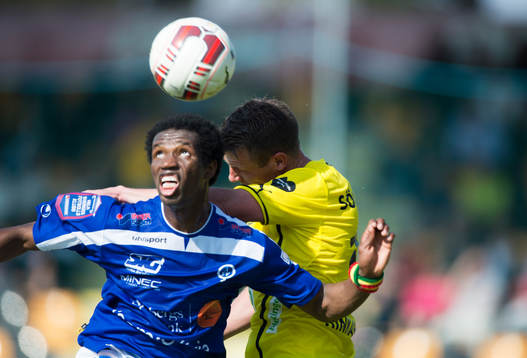 Åtvidabergs Mohammed Abubakari nickduellerar med Mjällbys Daniel Nilsson i matchen i allsvenskan mellan Mjällby och Åtvidaberg i Hällevik 31 maj  2014.