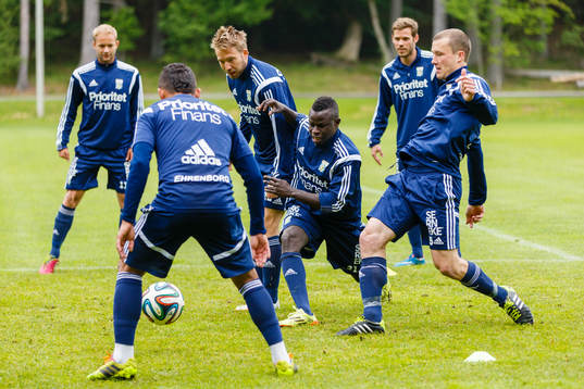 IFK Göteborgs Malick Mane i kamp med Adam Johansson och Jakob Johansson