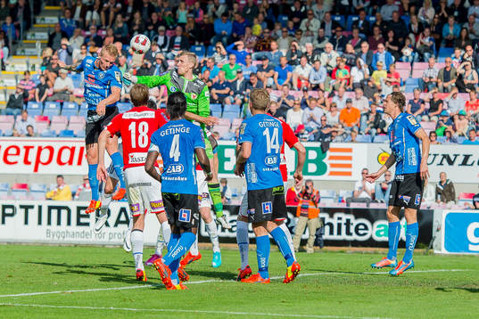 Halmstads Gudjón Baldvinsson har målchans på hörna