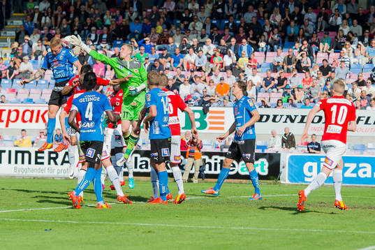Halmstads Gudjón Baldvinsson har målchans på hörna