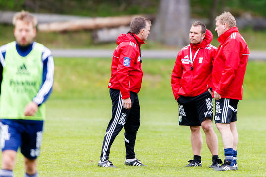 IFK Göteborgs assisterande tränare Magnus Edlund (v) och IFK Göteborgs tränare Mikael Stahre (mitten)