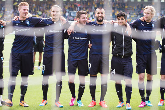 Malmö FFs spelare jublar och tackar klacken