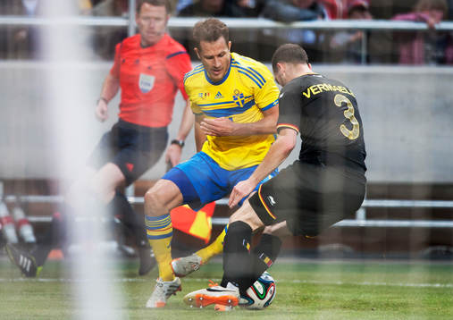  Sveriges Tobias Hysén utmanar Belgiens Thomas Vermaelen träningslandskampen i mellan Sverige och Belgien i Stockholm 1 juni 2014.