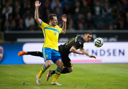 Sveriges Tobias Hysén och Belgiens Thomas Vermaelen i träningslandskampen i mellan Sverige och Belgien i Stockholm 1 juni 2014.
