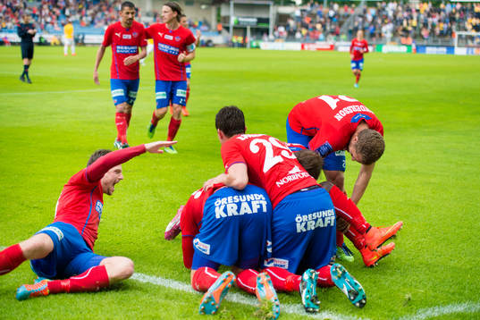 Helsingborgs Arnór Smárason (tv) slänger sig för att