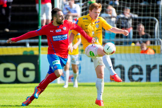 Helsingborgs Abdul Khalili i kamp om bollen med Falkenbergs Dan Keat
