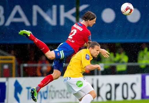 Falkenbergs Rasmus Andersson i nickduell med Helsingborgs Carl Johansson