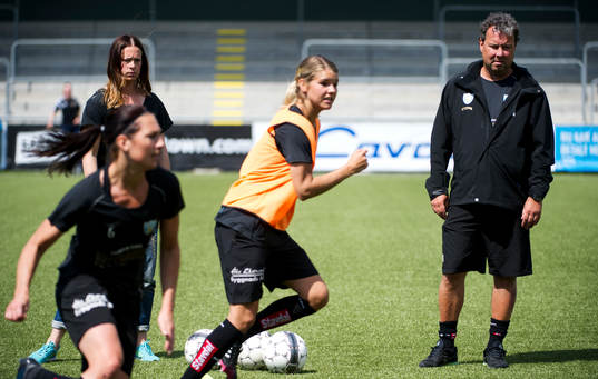 Göteborgs Johanna Almgren är skadad och hjälper till på uppvärmningen med Göteborgs tränare Stefan Rehn innan den damallsvenska fotbollsmatchen mellan FC Rosengård FF och Kopparbergs Göteborg den 1 juni 2014 i Malmö.