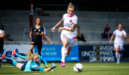 Rosengårds Anja Mittag rundar Göteborgs målvakt Loes Guerts och gör 4-0