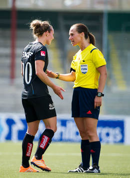 Göteborgs Manon Melis får en tillsägelse av domare Pernilla Larsson