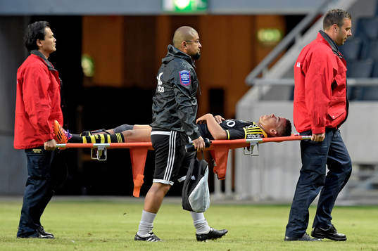 s Robin Quaison bärs av planen på bår efter en skada under fotbollsmatchen i Allsvenskan mellan AIK och Brommapojkarna den 2 juni 2014.