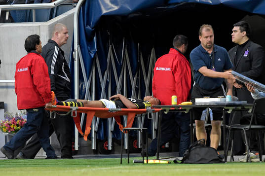 s Robin Quaison bärs av planen på bår efter en skada under fotbollsmatchen i Allsvenskan mellan AIK och Brommapojkarna den 2 juni 2014.