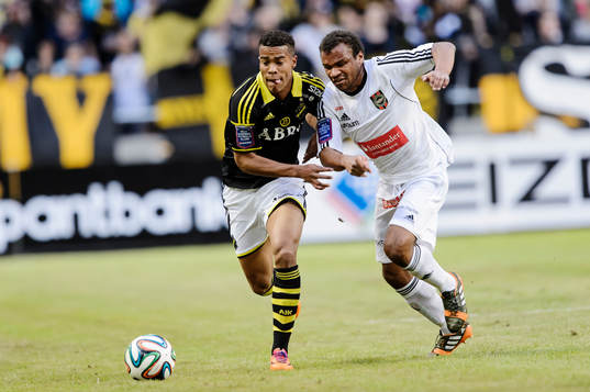 s Robin Quaison och Brommapojkarnas Serge-Junior Martinsson Ngouali under fotbollsmatchen i Allsvenskan mellan AIK och Brommapojkarna den 2 juni 2014.