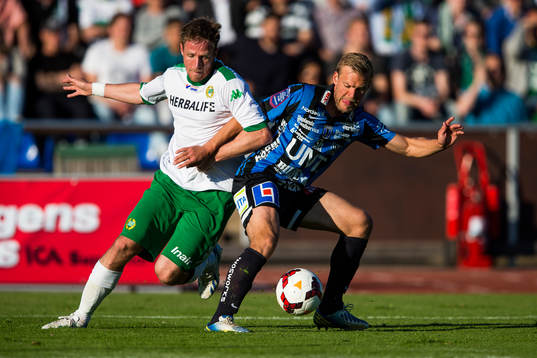 Hammarbys Jan Gunnar Solli i kamp om bollen med Sirius Johan Arneng