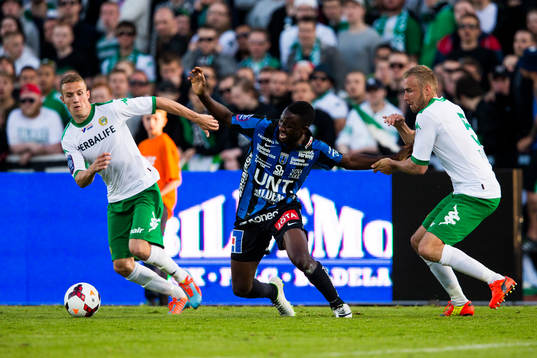 Hammarbys Fredrik Torsteinbø och Daniel Theorin försvarar sig mot Sirius Moses Ogbu (m)
