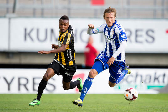 Häckens Nasiru Mohammed  i kamp med IFK Göteborgs Ludwig Augustinsson