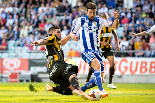 Häckens Moestafa El Kabir i kamp med IFK Göteborgs Mattias Bjärsmyr