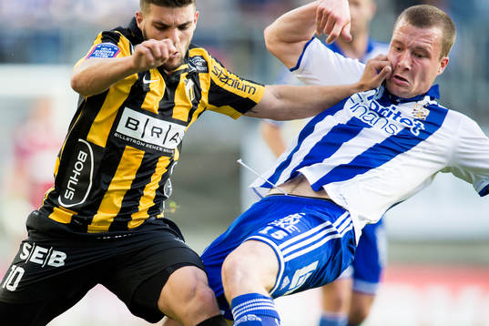 Häckens Moestafa El Kabir i kamp med IFK Göteborgs Jakob Johansson