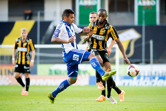 IFK Göteborgs Daniel Sobralense  i kamp med Häckens Rene Makondele