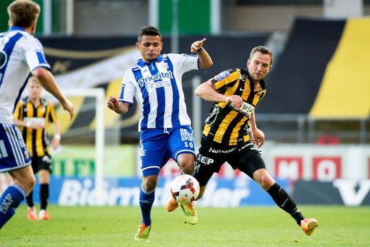 IFK Göteborgs Daniel Sobralense i kamp med Häckens Martin Ericsson