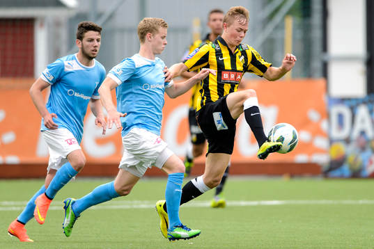 Malmös Victor Wernersson i närkamp med Häckens Adam Andersson