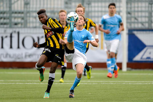 Häckens Kwame Mubarik Sana i närkamp med Malmös Jacob Palander