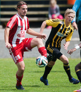 Nybros Billy Lansdowne och IFK Hässleholms Philip Bengtsson i matchen i division 3 mellan IFK Hässleholm och Nybro i Hässleholm 6 juni.