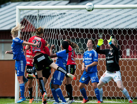 Vittsjös Emma Sjödahl nickar i ribban i matchen i damallsvenskan mellan Kristianstad och Vittsjö i Kristianstad 7 juni.